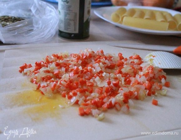 Нарезаем овощи мелким кубиком, обжариваем, остужаем.