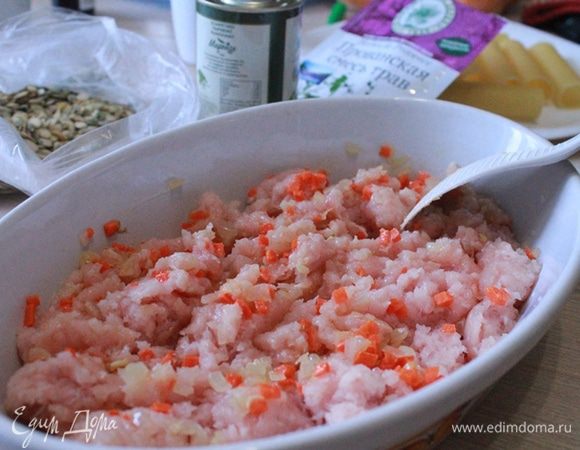 Добавляем к фаршу воду, соль, остывшие овощи. Вымешиваем и начиняем каннеллони.