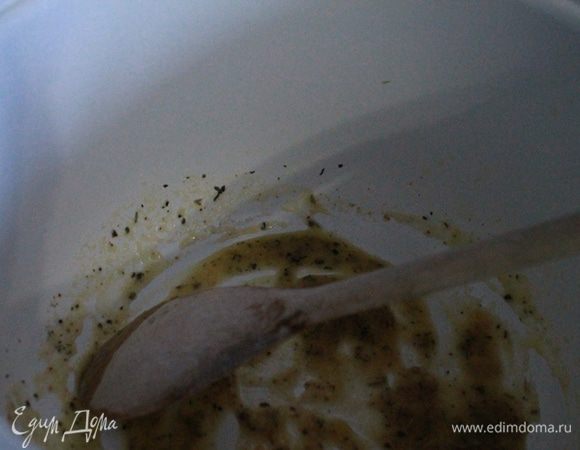 Для соуса бешамель растопить в сотейнике сливочное масло, добавить муку (1 столовая ложка), трав и прогреть 1 минуту.