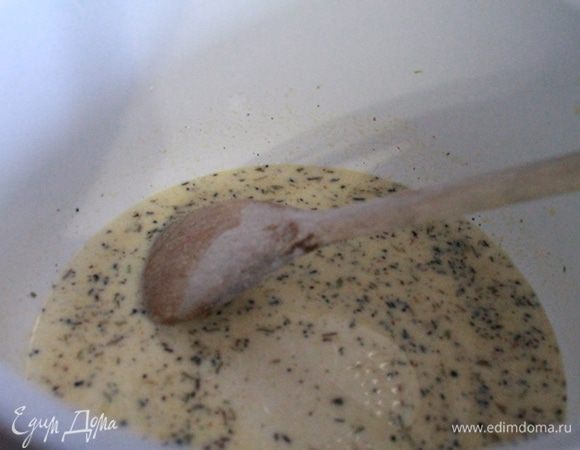 Влить молоко, добавить мускатный орех, перемешать, чтобы не было комочков. Довести соус до кипения, убавить огонь до минимума и варить, все время помешивая, до загустения 4-5 минут.