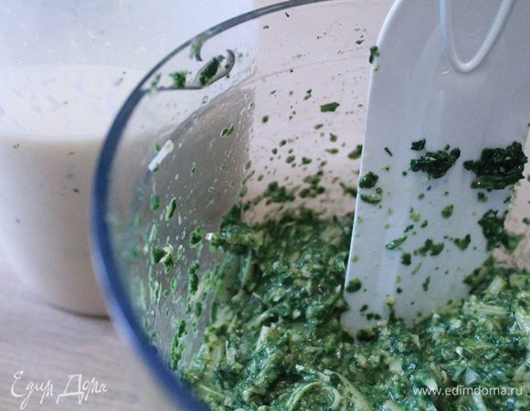 Для песто положить шпинат в миску (у меня был замороженный, я его разморозила) и залить 50-70 мл кипятка на 10-15 сек. Переложить шпинат в блендер, добавить семечки, тертый пармезан, чеснок, оливковое масло. Измельчить. Если песто будет густым, добавьте воду из шпината.