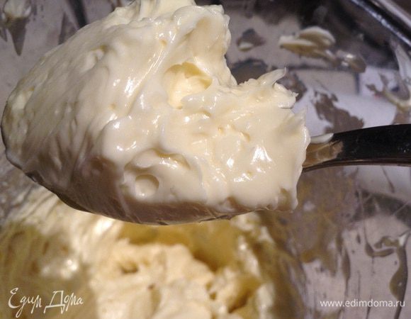 Взбить масло, понемногу добавить остывшую смесь, тщательно взбить.
Добавить коньяк и растертый ванильный сахар.