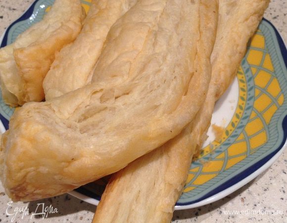 Еще слой и крем (две ложки крема и две палочки оставить для оформление торта).