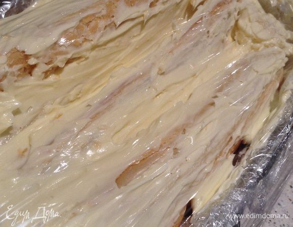 Накрыть пленкой и убрать в холодильник на сутки.