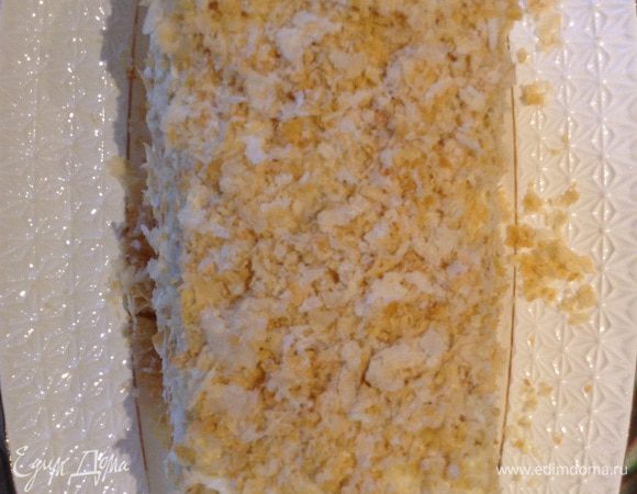 Достать крем, он должен нагреться, раскрошить палочки, которые мы оставили для украшения.
Намазать торт кремом и присыпать.