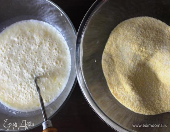 Клюкву промыть и обсушить.
Сливочное масло растопить. Поставить духовку разогреваться до 180 градусов.
Соединить в миске кукурузную муку, сахар, разрыхлитель и ванилин.
В отдельной посуде взбить яйца, добавить к ним молоко и растопленное масло.
Соединить обе смеси. Тщательно перемешать.