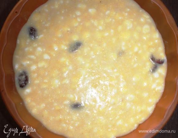 Добавить творог и клюкву. Тесто получится достаточно жидкое.
Вылить тесто в форму (силиконовую можно не смазывать, металлическую или стеклянную промаслить).
Поставить в разогретую духовку на 45-50 минут.