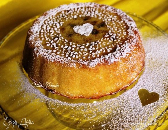 Посыпать сахарной пудрой через ажурную салфетку.