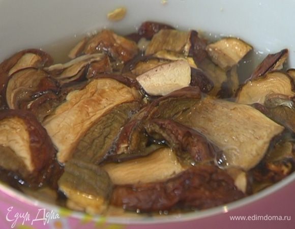 Грибы залить 400 мл кипятка, дать постоять 5 минут, затем процедить через мелкое сито (воду сохранить!).