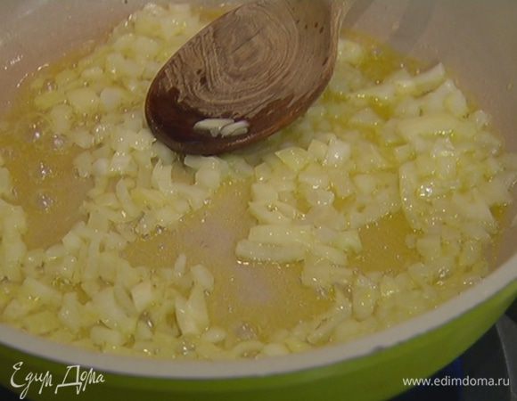 Разогреть в сковороде оливковое масло и 1 ч. ложку сливочного масла и обжарить лук до прозрачности.