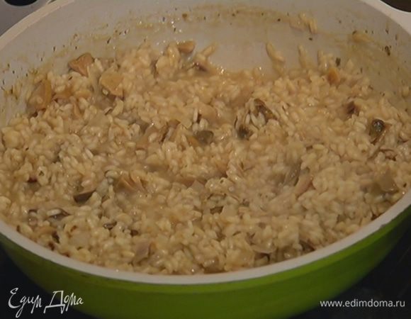 Когда рис с грибами будет практически готов, добавить 1 ч. ложку сливочного масла, все вымешать и остудить.