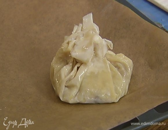 В центр каждого листа выложить рисовую начинку, края смазать маслом и скрепить, так чтобы получились кулечки. Бока и верх пирожков смазать маслом.