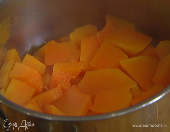 Тыкву почистить, нарезать небольшими кусочками и отварить до готовности.