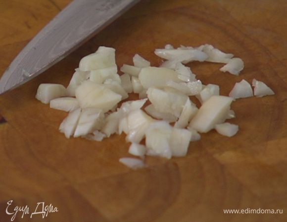 Чеснок почистить и мелко порезать.