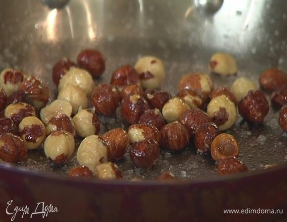 Разогреть в сковороде оливковое масло, всыпать оставшуюся соль, добавить фундук и обжарить орехи до золотистого цвета.