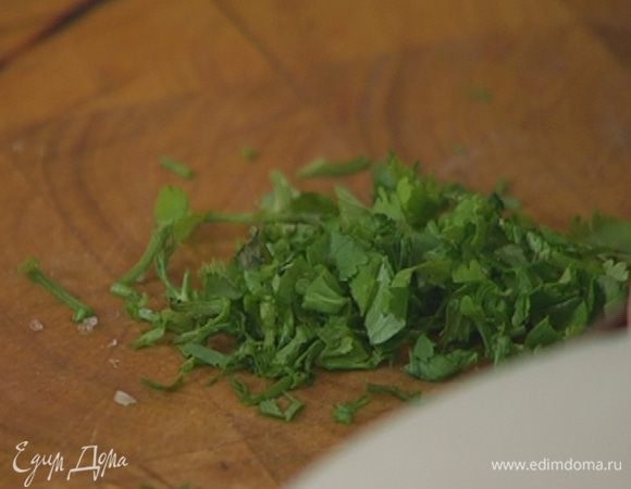 Кинзу мелко порубить.