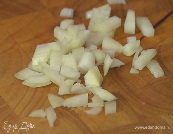 Лук и чеснок почистить и мелко порубить.