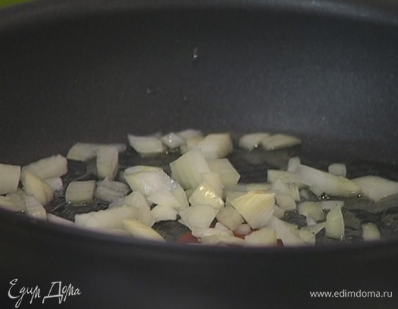 Разогреть в сковороде сливочное масло и 1 ст. ложку оливкового масла и выложить лук и чеснок.