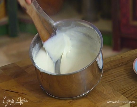 Приготовить бешамель: в небольшой кастрюле соединить муку и полторы столовые ложки сливочного масла и, постоянно перемешивая, заварить, затем, не прекращая перемешивать, небольшими порциями влить 300‒350 мл молока, если получится слишком густо — добавить еще немного.