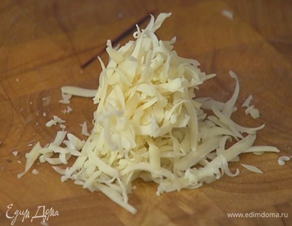 Сыр натереть на крупной терке.