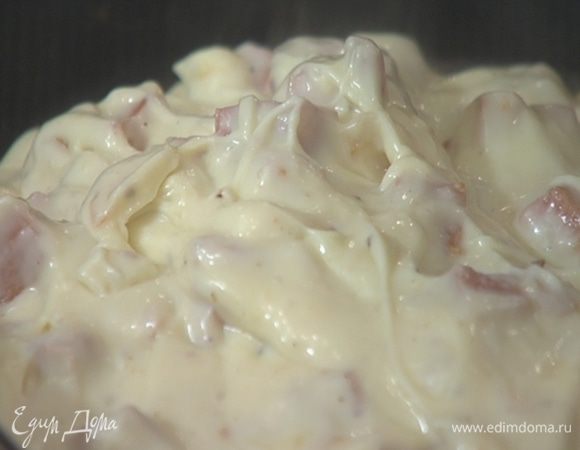 В соус добавить обжаренную ветчину с луком, натертый сыр и мускатный орех, посолить, поперчить и все вымешать. Соус полностью остудить.