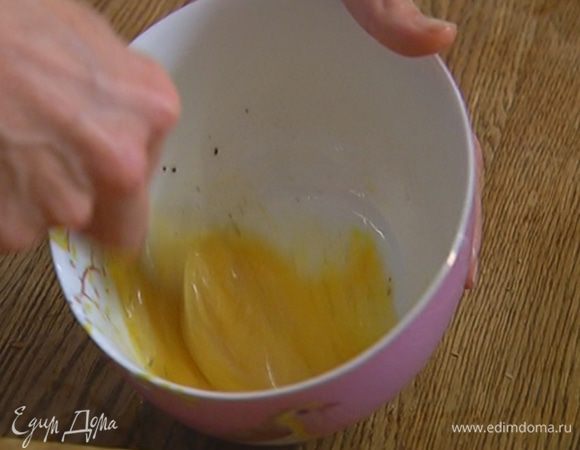 Яйцо разбить в пиалу, посолить, поперчить и размешать.