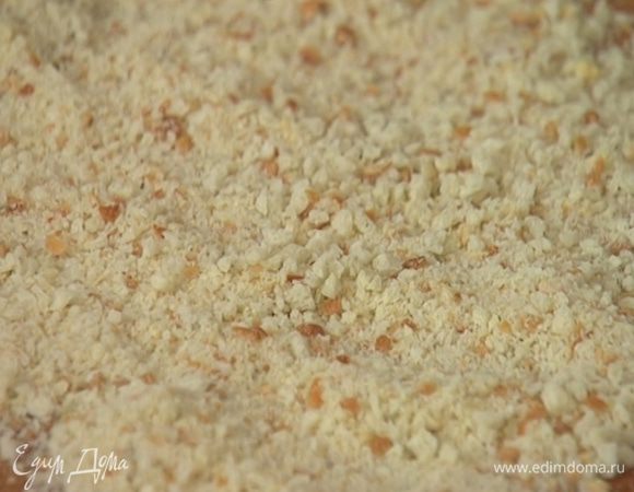 На рабочую поверхность насыпать сухари.