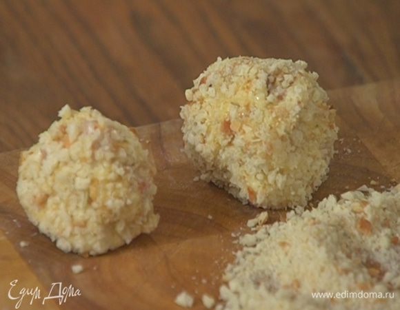 Сформировать из охлажденного соуса шарики, опустить каждый в яйцо, затем обвалять в сухарях.