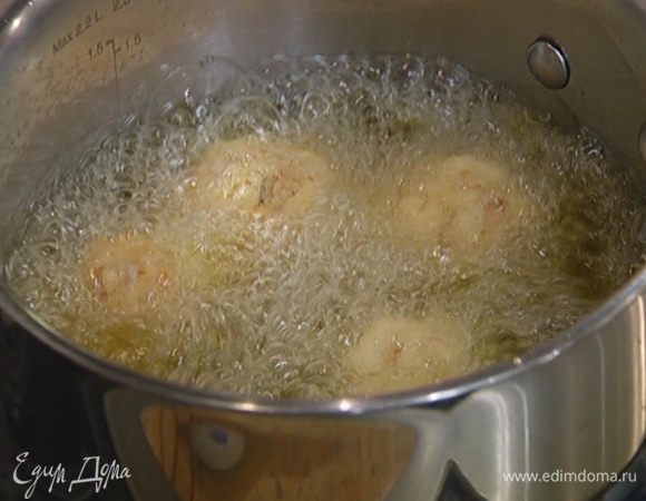 В небольшой кастрюле разогреть оставшееся оливковое масло, обжарить крокеты до золотистого цвета во фритюре, затем выложить на бумажное полотенце.