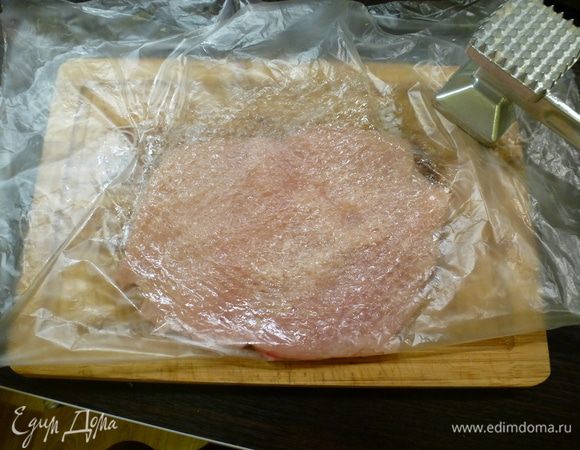 Куриное филе кладем в пакет и отбиваем молоточком. 