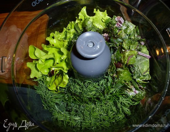 Готовим начинку № 1. 
В блендере измельчаем чеснок, пучок зелени с добавлением оливкового масла. Зелень может быть любой. У меня без дела в холодильнике лежали укроп, базилик и  латук, а еще добавила замороженную зелень свеклы. Добавляем натертый пармезан, солим и перчим по вкусу. 
Правда начинки у меня получилось много, на 2 рулетика:)
