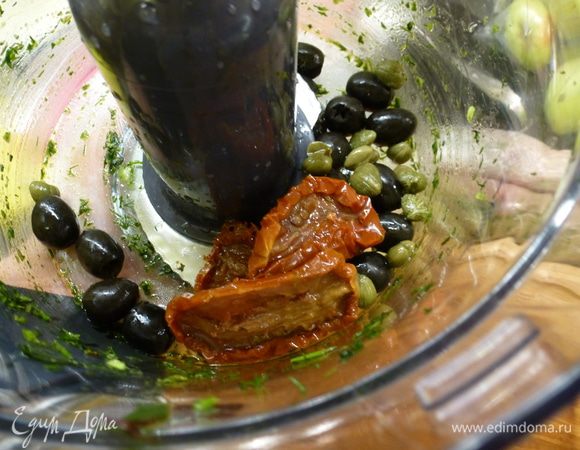 Для начинки № 2 также все перемалываем в блендере. Если вяленые томаты сухие, то добавляем 1 ст.л оливкового масла. У меня томаты уже в масле, поэтому оливковое не добавляла.