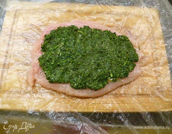 Отбитое куриное филе солим и перчим по вкусу. Далее выкладываем начинку и сворачиваем рулетиком. Начинку можно распределить по всему филе.