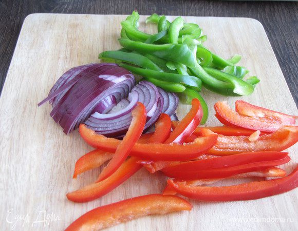 Перец очистить от семян, нарезать тонкой соломкой. Очищенный лук так же нарезать тонкой соломкой.