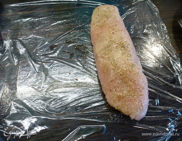 Готовые рулеты плотно в несколько слоев обматываем пищевой пленкой, чтобы начинка при варке не вылезла.