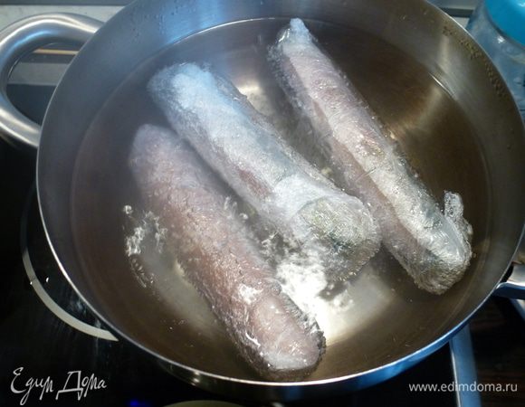 Отвариваем рулеты в кипящей воде 25 минут.