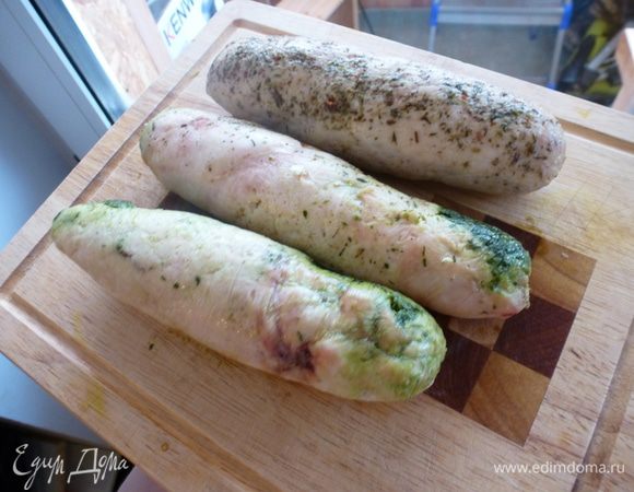 Готовые рулеты достаем из воды, разрезаем пленку и нарезаем пластиками.
Приятного аппетита!