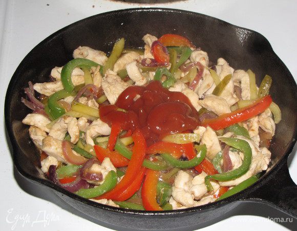 Добавите мексиканский соус, регулируйте остроту по своему вкусу. Посолите, поперчите.