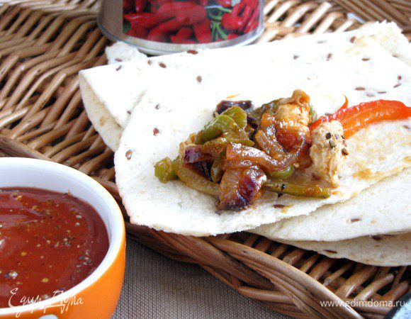 И обязательно с мексиканскими кукурузными лепешками! Фахитас можно завернуть прямо в них. Приятного аппетита!