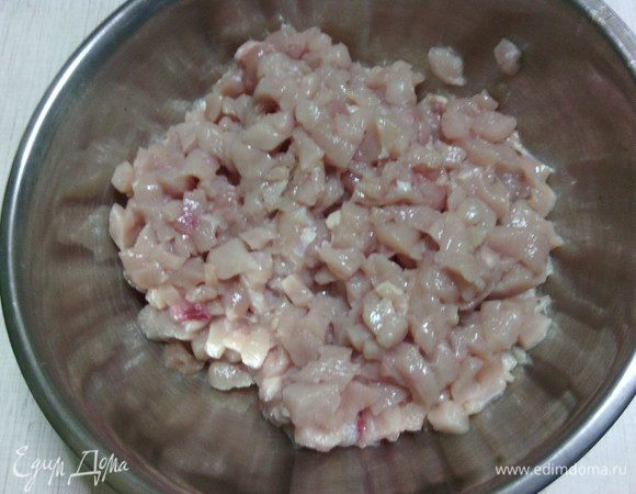 Куриное филе мелко нарежьте. Можно перекрутить на мясорубке с крупными дырочками.