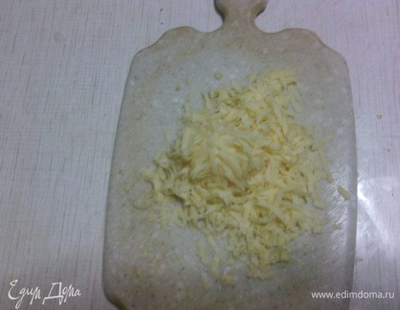 Сыр натереть на средней терке.