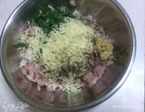 В миске смешайте куриное филе, зелень, лук, натёртый сыр, добавьте горчицу, посолите, поперчите. Хорошо перемешайте.