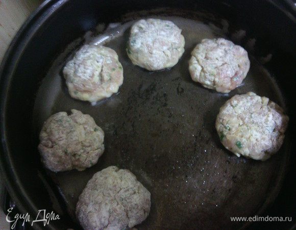 Из готового фарша сформируйте котлетки, обваляйте в муке.
(Для панировки также подойдут сухари, крекеры или кукурузные хлопья) 

Выложите на разогретую сковородку, смазанную растительным маслом.