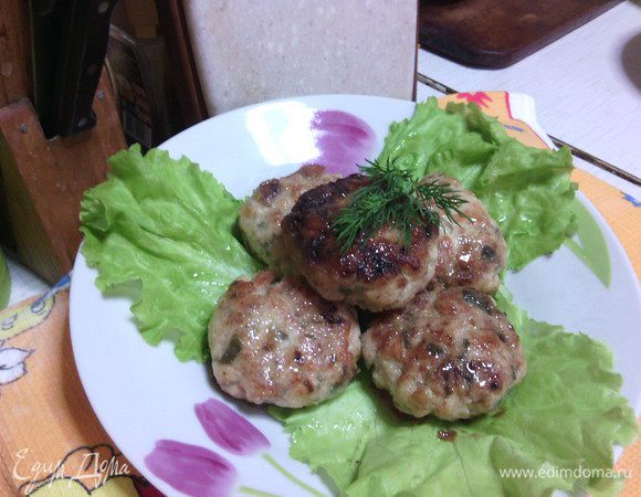 Обжарьте на среднем огне с двух сторон до золотистой корочки.
Затем добавьте 0,5 стакана воды, накройте крышкой и, уменьшив огонь, доведите до готовности (примерно минут 7-10).

Котлетки готовы! :) Приятного аппетита!