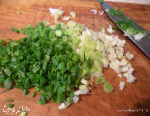 Мелко нарезать пучок зеленного лука и 2 зубчика чеснока.
