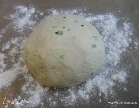 Добавить лук и чеснок в тесто и хорошо вымесить.