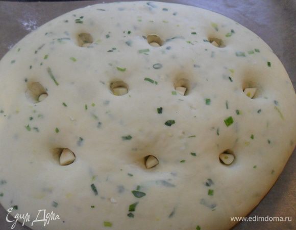 Сделать пальцами дырочки и в каждую положить по кусочку чеснока.