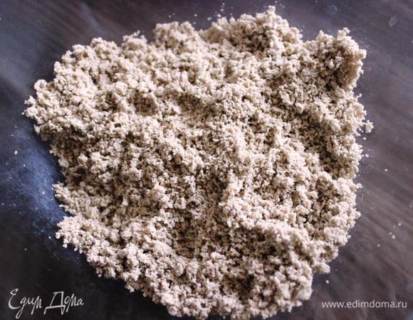 Всё очень просто.
Руками разминаем в однородную крошку халву.