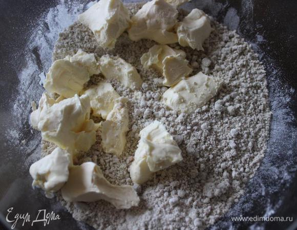 Смешиваем ее с просеянной мукой, разрыхлителем и размягченным маслом.