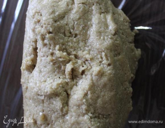 Получаем очень мягкое тесто, которое возможно будет слегка липким.
Выкладываем тесто на пищевую пленку и формируем колбаску.
Отправляем ее в морозилку на 1 час.
